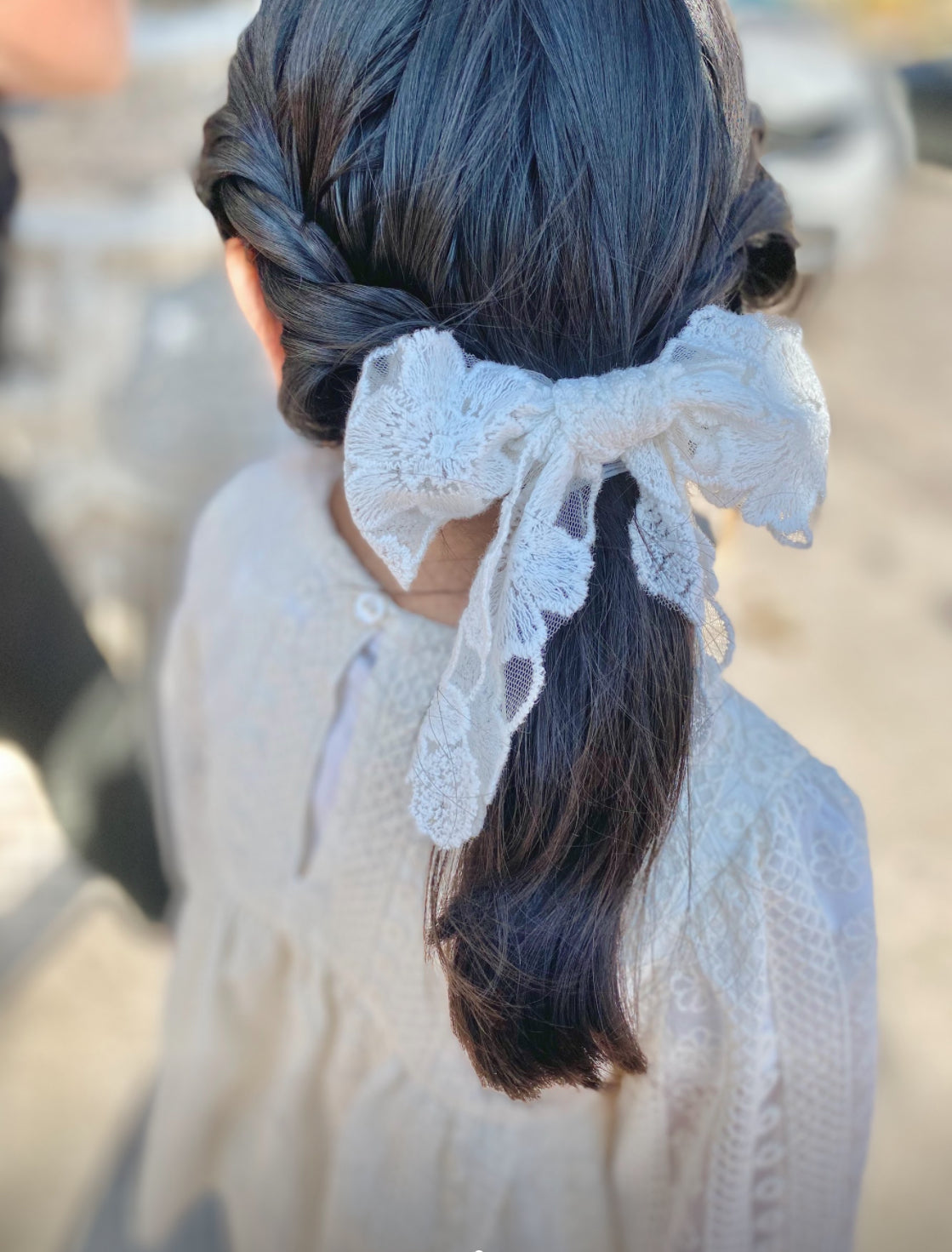 Moño flores bordadas