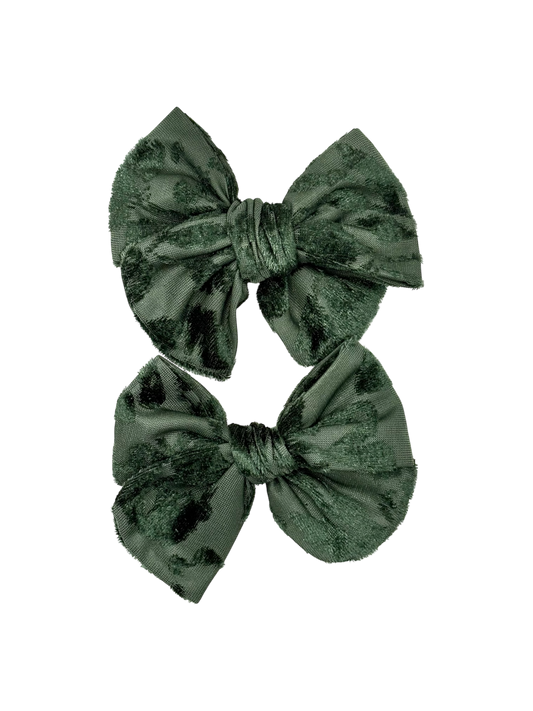 Par de moños flores Velvet verde olivo